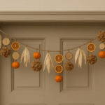 Herbstliche Girlande aus Naturmaterialien mit Kürbissen, getrockneten Orangenscheiben, Hortensien, Holzscheiben und Maisblättern über einer Haustür in der Schweiz