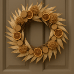 Herbstkranz aus Naturmaterialien mit getrockneten Orangenscheiben, Holzscheiben, Hortensien und Maisblättern – nachhaltige Türdeko in der Schweiz